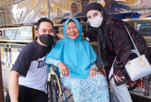 Crazy Rich Malang Ajak Ibu Trimah Naik Alphard, Siap Jadi Anaknya - GenPI.co JATIM