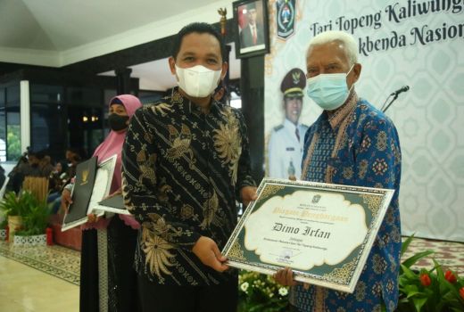 Bupati Lumajang Apresiasi Komunitas Tari Topeng Kaliwungu - GenPI.co JATIM