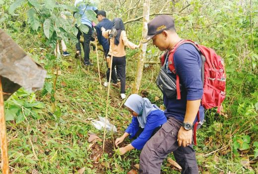 Cegah Bencana Alam, Mahasiswa Unesa Reboisasi Hutan di Mojokerto - GenPI.co JATIM