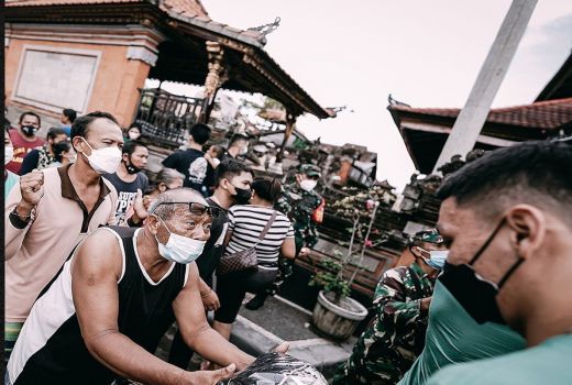 Dewa United Surabaya Gelar TC dan Bagi Sembako di Bali - GenPI.co JATIM