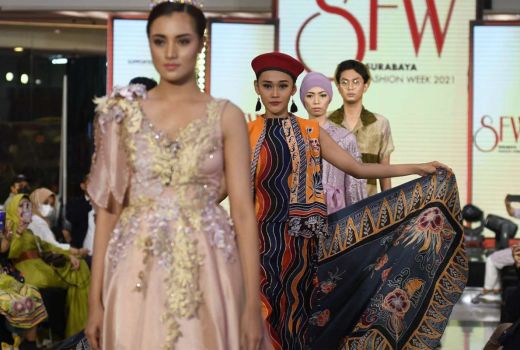 Desainer SMAN 3 Blitar Pamerkan Tema Victorian di SFW 2021 - GenPI.co JATIM