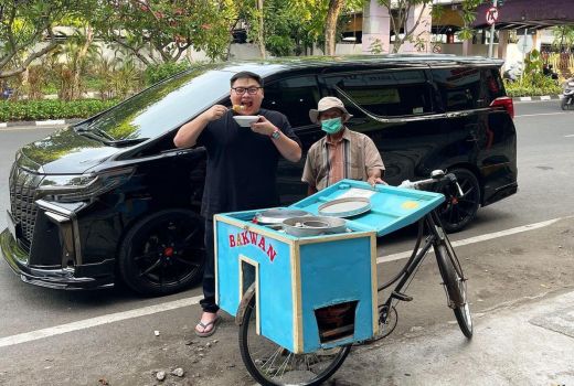 Crazy Rich ini Makan Bakso Pinggir Jalan, Dapat Kisah Inspiratif - GenPI.co JATIM
