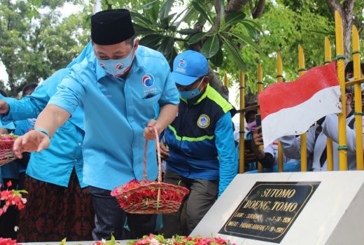 Ziarah Makam Bung Tomo, Anis Matta Sebut Sejarah Baru Indonesia - GenPI.co JATIM