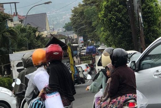 Jembatan Menuju Kota Batu Tutup, Kemacetan Mengular - GenPI.co JATIM