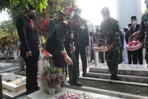 Tabur Bunga di TMP Suropati Malang, Peringati Hari Pahlawan - GenPI.co JATIM