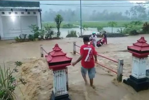 Banjir Bandang Landa Pacitan, 7 Rumah Terendam - GenPI.co JATIM