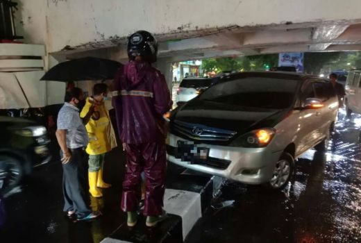Hujan Deras di Surabaya, Mobil Melompat Pembatas Jalan - GenPI.co JATIM