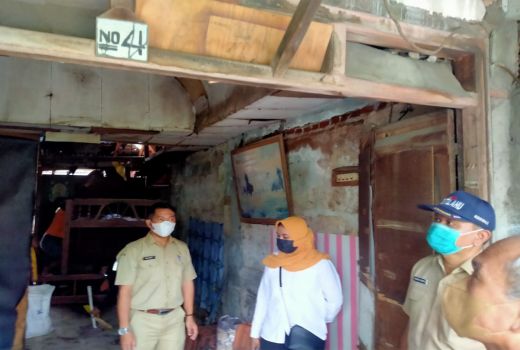 Sebuah Rumah di Surabaya Ambruk, Pemkot Langsung Renovasi - GenPI.co JATIM