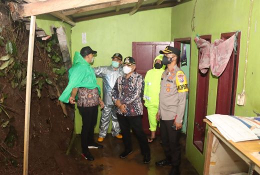 1 Rumah di Desa Panggungrejo Jebol, Akibat Tanah Longsor - GenPI.co JATIM