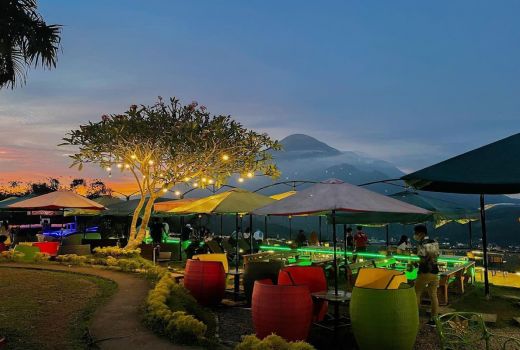 3 Kafe d Trawas Tawarkan Pemandangan Gunung, Kepoin! - GenPI.co JATIM