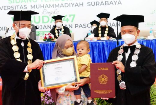 Balita Ikut Wisuda Gantikan Ayahnya yang Meninggal, Mengharukan - GenPI.co JATIM