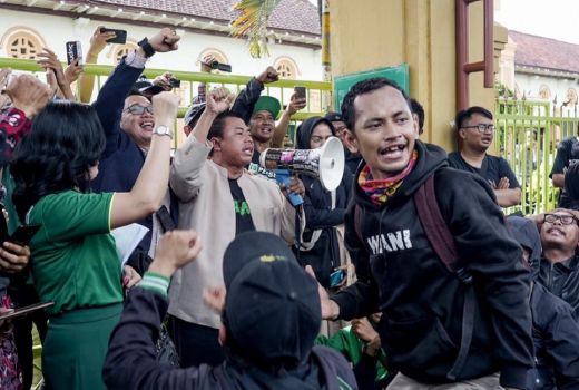 Pengacara Persebaya Tiba-tiba Minta Bonek Tenang, Oh Ternyata - GenPI.co JATIM