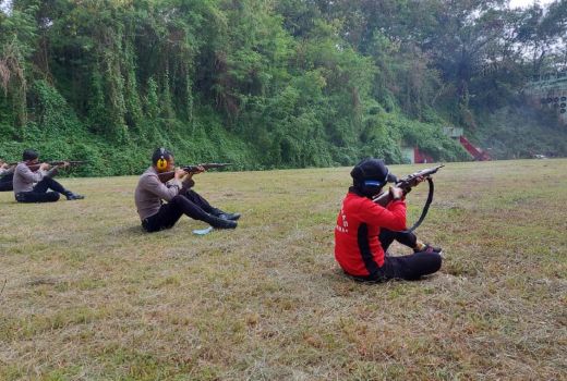 Polres Malang Latihan Menembak, Ternyata untuk ini Toh - GenPI.co JATIM