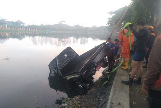 Hindari Barier, Mobil Bak Terbuka Tercebur di Danau Unesa - GenPI.co JATIM