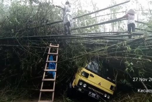 Truk Pengangkut Pupuk Tertimbun Tanah Longsor di Malang - GenPI.co JATIM