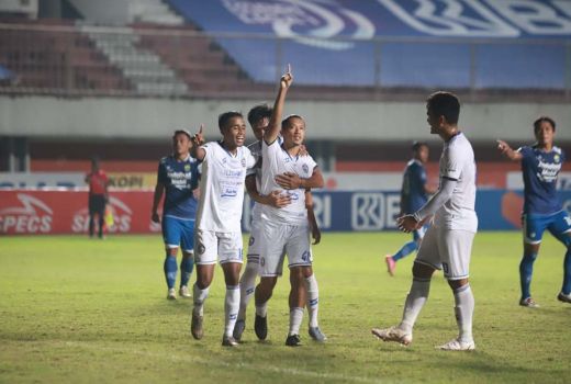 Ad Interim Manajer Arema FC Punya Cara Unik Pompa Semangat Pemain - GenPI.co JATIM