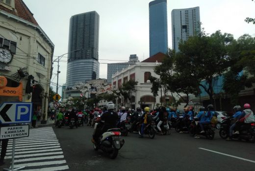 Buruh Mulai Membubarkan Diri, Jalan Menuju Grahadi Masih Tutup - GenPI.co JATIM