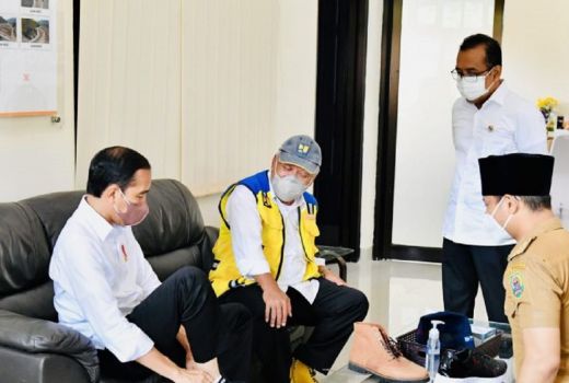 Jokowi Pilih Sepatu Lokal Trenggalek, Ajak Menteri PUPR Ikut Beli - GenPI.co JATIM