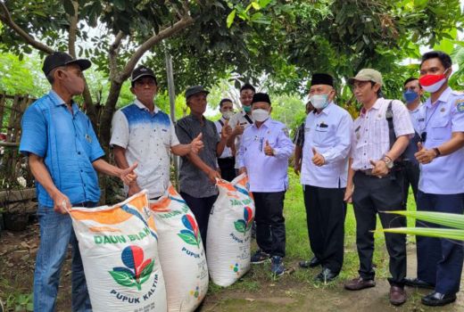 Bupati Karna Punya Cara Jempolan, Lihat Pupuk Tepat Sasaran - GenPI.co JATIM