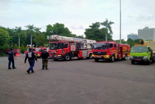 Pemkot Surabaya Terjunkan Bronto Skylift ke Lokasi Erupsi Semeru - GenPI.co JATIM