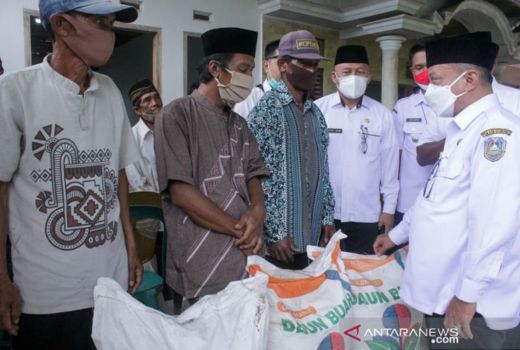 Petani Situbondo Sumringah, Dapat Pupuk Gratis - GenPI.co JATIM