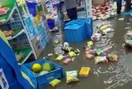 Banjir di Mojokerto, Barang-barang di Minimarket Mengapung - GenPI.co JATIM