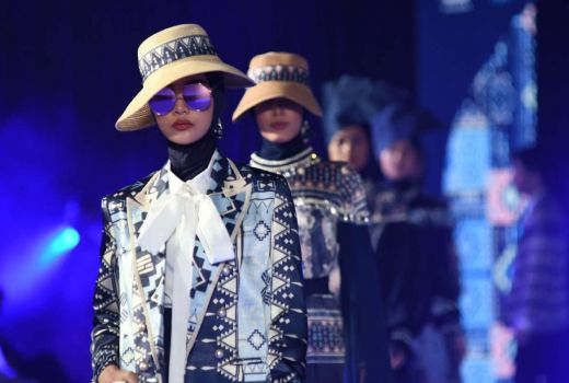 Desainer Surabaya ini Padukan Tenun Sumba dan Batik, Cantik! - GenPI.co JATIM