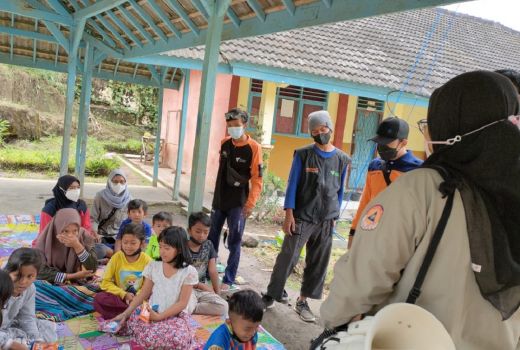 Magana Unusa Ajak Anak-anak Pengungsi Semeru Tersenyum Lagi - GenPI.co JATIM