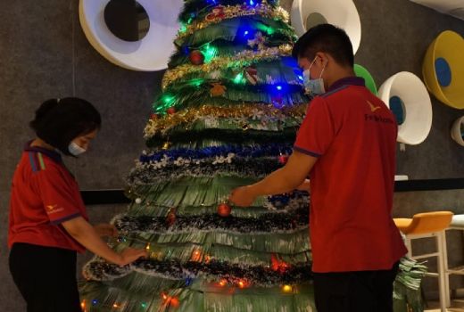 Ibis Style Surabaya Hias Hotel dengan Pohon Natal Daur Ulang - GenPI.co JATIM
