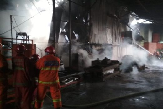 Pabrik Karet di Malang Terbakar, Kerugian Ditaksir Rp 300 Juta - GenPI.co JATIM