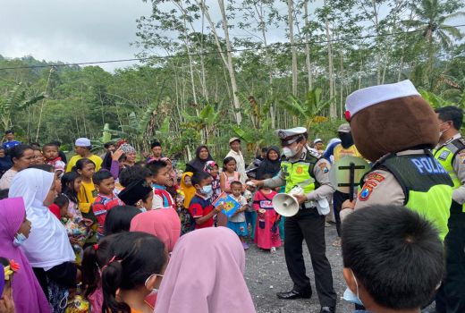 Polres Malang Turunkan Tim Khusus, Dampingi Anak-anak - GenPI.co JATIM