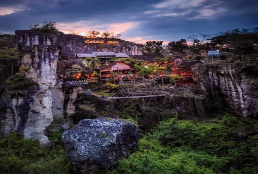 Kedai Kopi Lembah Cinta, Sensai Ngopi di Tebing, Romantis - GenPI.co JATIM