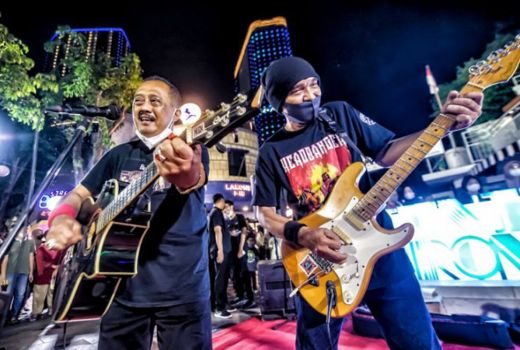Bawa Gitar dan Bernyanyi, Aksi Wawali Armuji Keren Banget! - GenPI.co JATIM