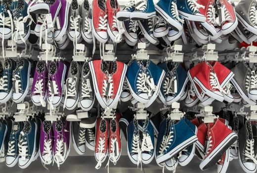 Sneakers Jadi Pilihan Fashion, Diprediksi Tetap Bertahan di 2022 - GenPI.co JATIM