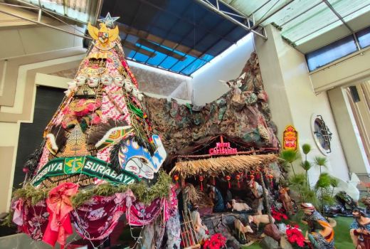 Pohon Natal di Gereja Katolik Kristus Radja Surabaya Tak Biasa - GenPI.co JATIM