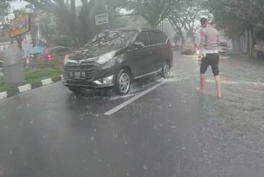 Kakek 78 Tahun Panik Mobil Mogok Saat Hujan Deras - GenPI.co JATIM