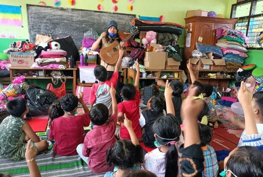 Lewat Dongeng, KDKI dan PMI Turen Pulihkan Tawa Anak-Anak Semeru - GenPI.co JATIM