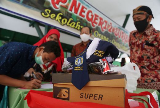 Seragam Sekolah Gratis Disalurkan ke MBR di Surabaya, Hamdalah - GenPI.co JATIM