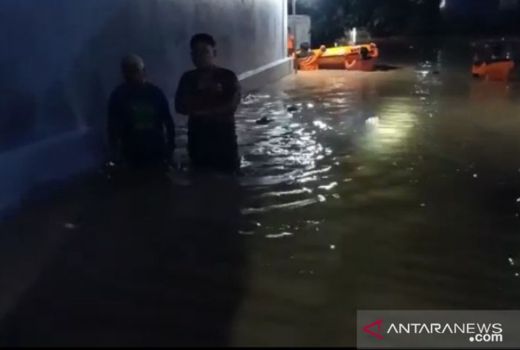 BPBD Pamekasan Evakuasi Korban Banjir, 3 Kelompok ini Prioritas - GenPI.co JATIM