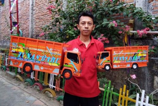Miniatur Truk dan Bus Buatan Warga Bojonegoro jadi Sumber Cuan - GenPI.co JATIM