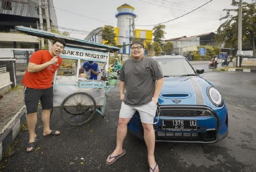 Jajan Bakso Pinggir Jalan, Mobil Crazy Rich Surabaya jadi Sorotan - GenPI.co JATIM