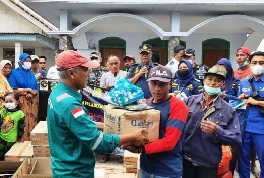 Komunitas Maritim Banyuwangi Turun, Bantu Pengungsi Gunung Semeru - GenPI.co JATIM