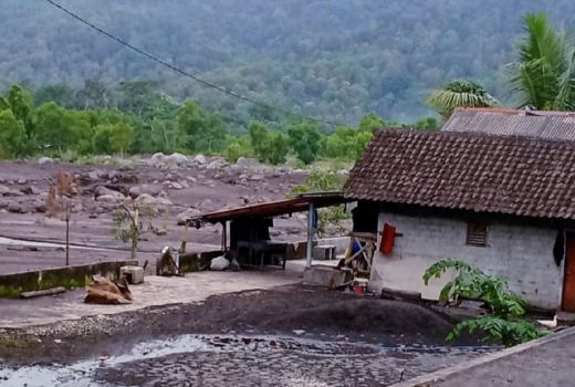 Ajaib, Rumah Pak Sujari Selamat dari Lahar Dingin Gunung Semeru - GenPI.co JATIM