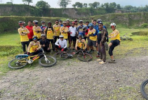 Jaga Kesehatan, Wawali Surabaya Gowes Bareng Komunitas Spedok - GenPI.co JATIM