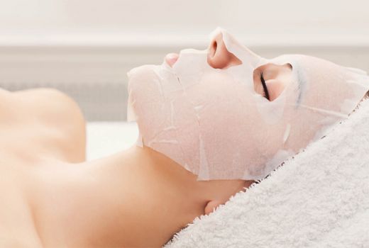 4 Langkah Pakai Sheet Mask, Kulit Kencang Sepanjang Hari - GenPI.co JATIM