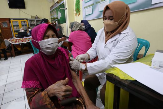 Wali Kota Surabaya Jempolan, Vaksin Booster Lansia Door to Door - GenPI.co JATIM