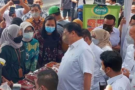 Menko Perekonomian Yakin Harga Minyak Goreng Bisa Rp14 Ribu Lagi - GenPI.co JATIM