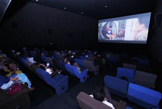 Roadshow Film Bus Om Bebek, Aminah Hadi Zainal Abidin: Edukatif - GenPI.co JATIM