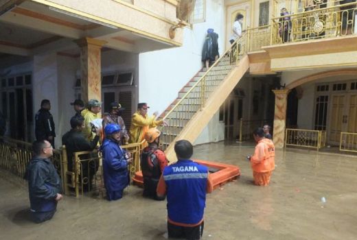 Jember Banjir Lagi, Kali ini Rumah Bupati Hendy Ikut Terendam - GenPI.co JATIM