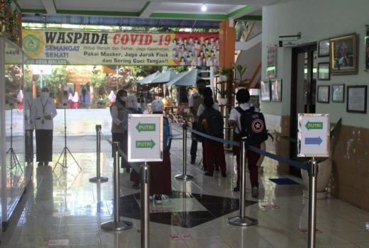 Covid-19 Ditemukan di Lingkungan Sekolah, PTM Dihentikan - GenPI.co JATIM